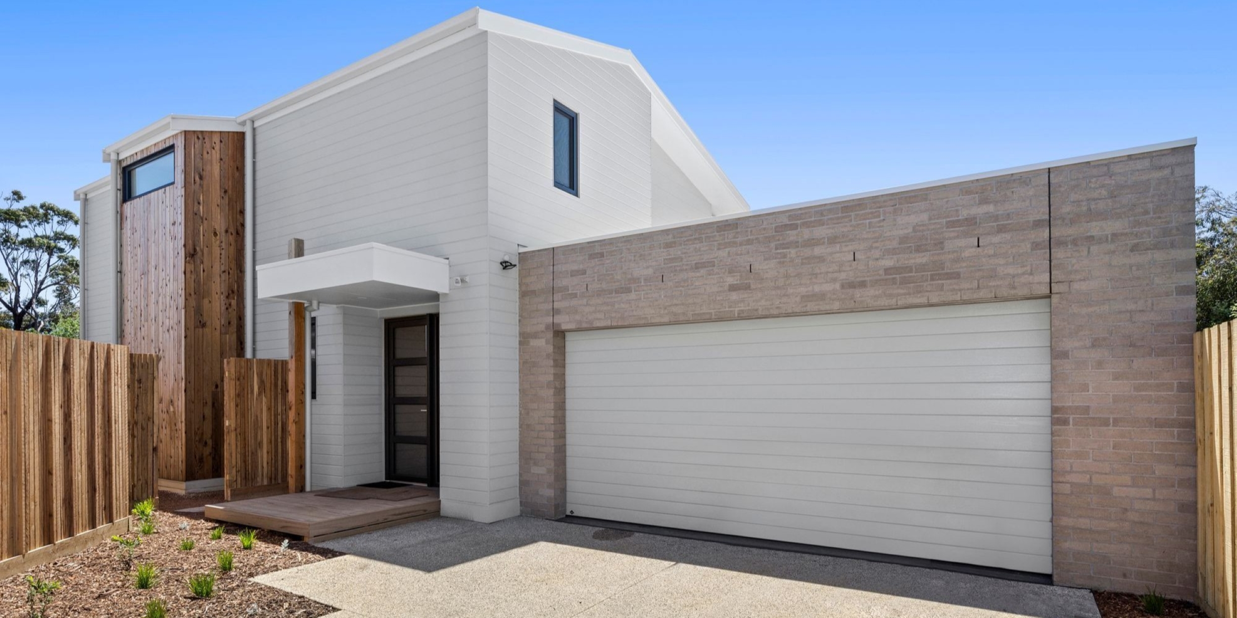 HINGED DOOR - Hero Banner